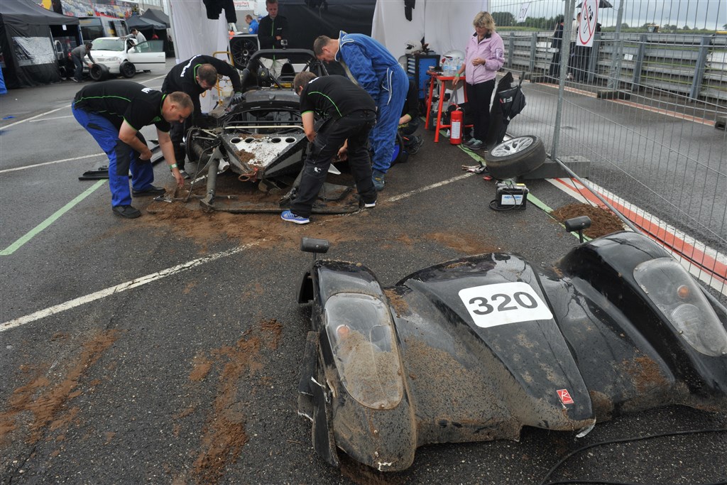 Kombinationen af tørvejrsdæk og en vandpyt gav ekstraarbejde for Team Blue Racing, der ellers førte løbet.
(Foto: Morten Alstrup)